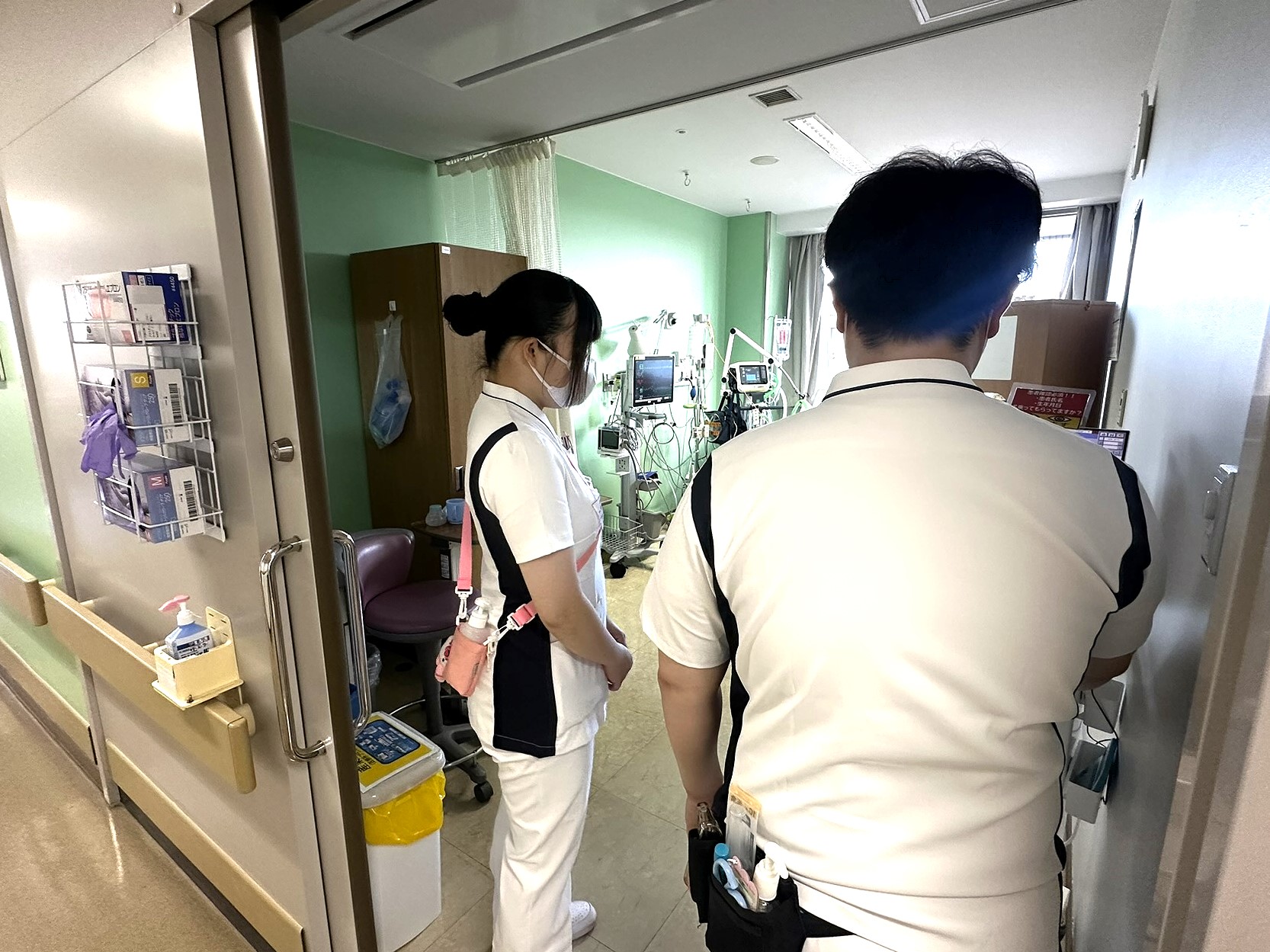 高校生が医療現場でレクチャーを受けている画像