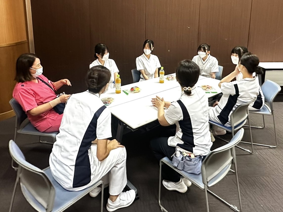 高校生が職員と交流する画像